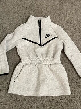 🩷 Girls Nike Tech Fleece size 3-4 light Heather gray